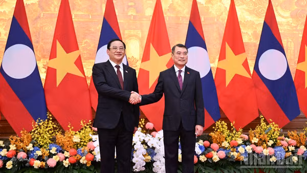 Thủ tướng Lê Minh Hưng và Thủ tướng nước Cộng hòa Dân chủ Nhân dân Lào Sonexay Siphandone.