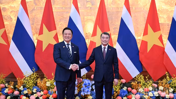 Thủ tướng Lê Minh Hưng và Thủ tướng Vương quốc Thái Lan Anutin Charnvirakul.
