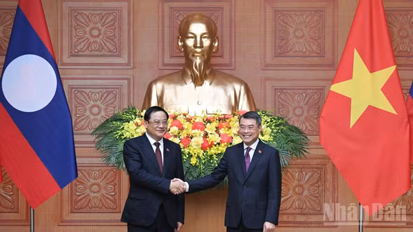 Thủ tướng Lê Minh Hưng và Thủ tướng nước Cộng hòa Dân chủ Nhân dân Lào Sonexay Siphandone.