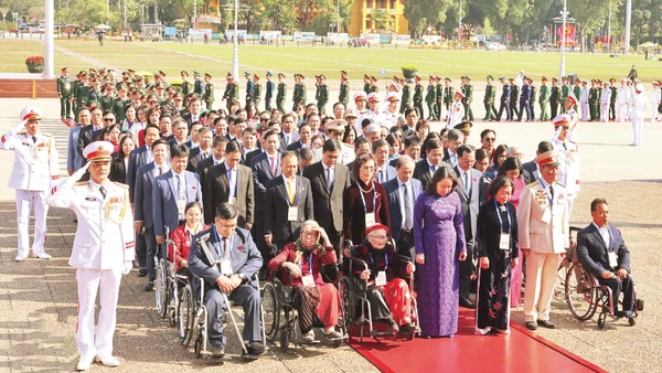 Phó Chủ tịch nước Võ Thị Ánh Xuân cùng các đại biểu thành kính tưởng niệm Chủ tịch Hồ Chí Minh. (Ảnh MỸ HÀ)