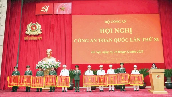 Công an Thành phố Hà Nội nhận Cờ thi đua của Chính phủ năm 2025 tại Hội nghị Công an toàn quốc lần thứ 81.