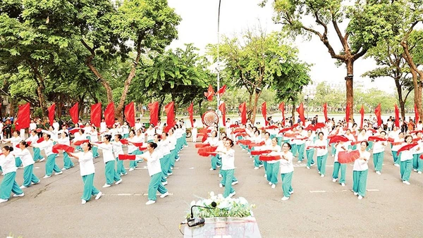 Màn đồng diễn thể dục dưỡng sinh trong Đại hội Thể dục Thể thao phường Hoàn Kiếm.