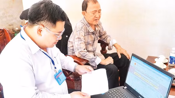 Cán bộ Trung tâm Phục vụ hành chính công xã Đức Lập (Lâm Đồng) đến nhà hỗ trợ các đối tượng yếu thế hoàn thiện thủ tục hành chính.