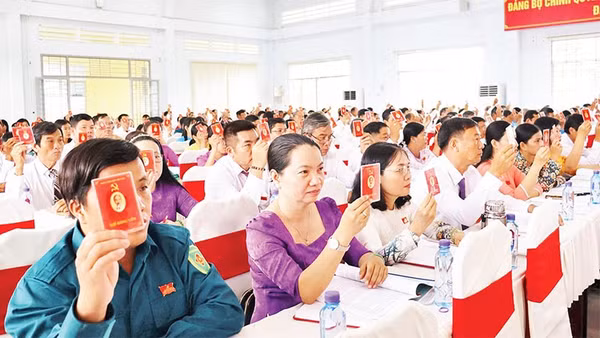 Đại biểu dự Đại hội Đảng bộ phường Long An lần thứ 1, nhiệm kỳ 2025-2030 biểu quyết các chỉ tiêu Nghị quyết.