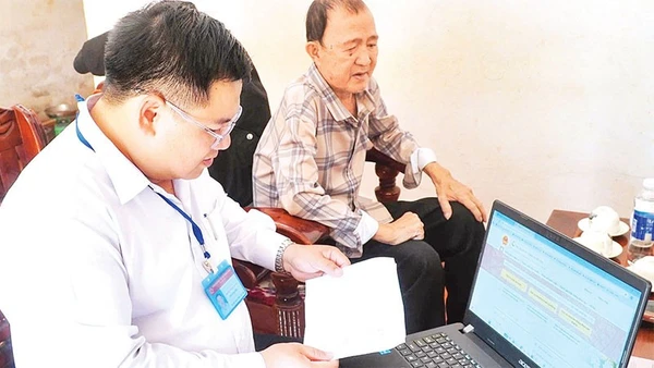 Cán bộ Trung tâm Phục vụ hành chính công xã Đức Lập (Lâm Đồng) đến nhà hỗ trợ các đối tượng yếu thế hoàn thiện thủ tục hành chính.