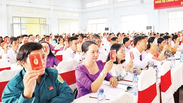 Đại biểu dự Đại hội Đảng bộ phường Long An lần thứ 1, nhiệm kỳ 2025-2030 biểu quyết các chỉ tiêu Nghị quyết.