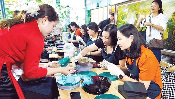 Làng nghề sơn mài Hạ Thái chính thức được đưa vào tour liên kết với các làng nghề khác ở khu vực phía nam Hà Nội. (Ảnh ĐỖ PHONG)