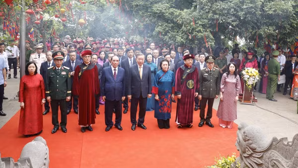 Tổng Bí thư, Chủ tịch nước Tô Lâm và các đồng chí lãnh đạo, Đảng nhà nước thực hiện nghi thức tưởng niệm các Vua Hùng tại Đền Thượng. (Ảnh: Thống Nhất/TTXVN)