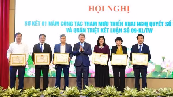 Bộ trưởng Tư pháp Nguyễn Hải Ninh trao tặng Bằng khen của Thủ tướng Chính phủ cho các tập thể, cá nhân đã có thành tích xuất sắc trong công tác tham mưu xây dựng và triển khai tổ chức thực hiện Nghị quyết số 66-NQ/TW. (Ảnh: TL)