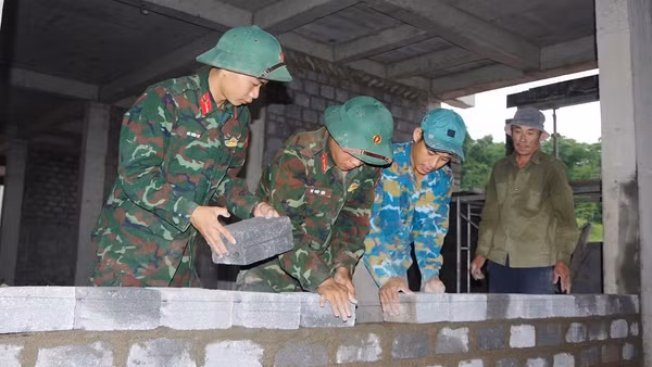 Cán bộ, chiến sĩ Bộ Chỉ huy quân sự tỉnh Quảng Trị tham gia xây dựng các trường phổ thông nội trú liên cấp tiểu học và trung học cơ sở trên địa bàn các xã biên giới.