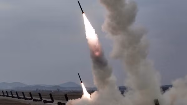 Triều Tiên tiến hành cuộc tập trận tấn công hỏa lực sử dụng hệ thống phóng rocket đa nòng siêu chính xác 600mm vào ngày 14/3. (Nguồn: Yonhap)