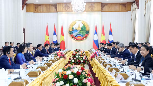 Thường trực Ban Bí thư Trần Cẩm Tú hội kiến Thủ tướng Lào Sonexay Siphandone. (Ảnh: TTXVN)