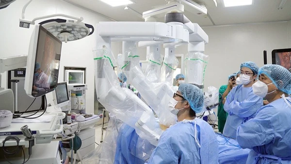 Các chuyên gia Bệnh viện K và Bệnh viện Đại học Nagoya (Nhật Bản) phối hợp phẫu thuật nội soi robot cho bệnh nhân ung thư. (Ảnh: THÁI SƠN)