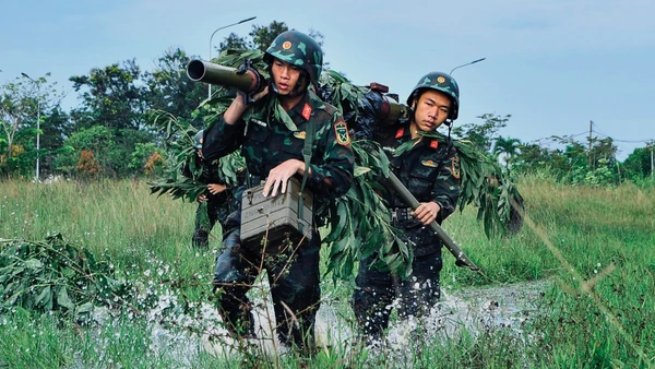 Các lực lượng tham gia diễn tập cơ động vào vị trí.