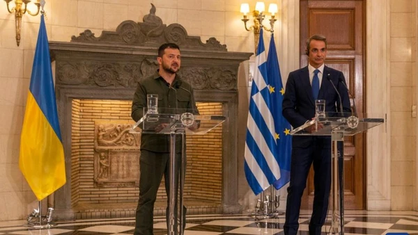 Tổng thống Ukraine Volodymyr Zelensky (trái) gặp Thủ tướng Hy Lạp Kyriakos Mitsotakis tại Athens, Hy Lạp, ngày 21/8/2023. (Ảnh: Xinhua)