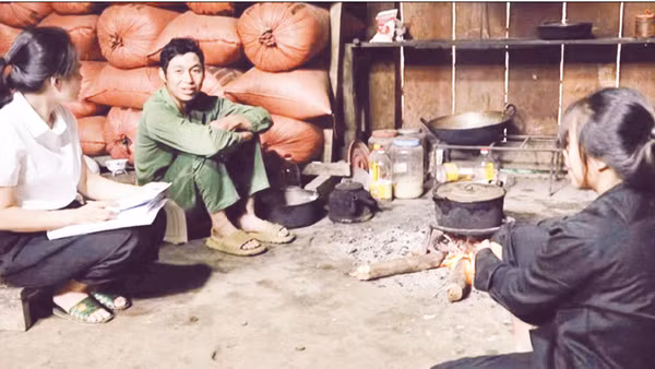 Trợ giúp viên pháp lý Trung tâm trợ giúp pháp lý tỉnh Lào Cai tư vấn quy định pháp luật về đất đai cho người dân. (Ảnh: KIỀU OANH)