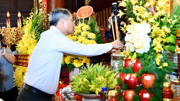 Thủ tướng Lê Minh Hưng dâng hương tưởng niệm Chủ tịch Hồ Chí Minh tại Di tích Đồi E2. (Ảnh: THANH GIANG)