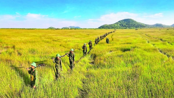 Lực lượng vũ trang tỉnh An Giang trên đường hành quân. (Ảnh PHƯƠNG VŨ)
