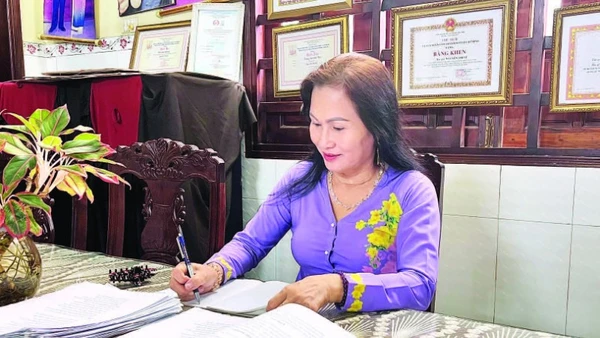 Chị Nguyễn Thị Bế sáng tác những bài vọng cổ, đờn ca tài tử, góp phần lưu giữ nghệ thuật truyền thống.