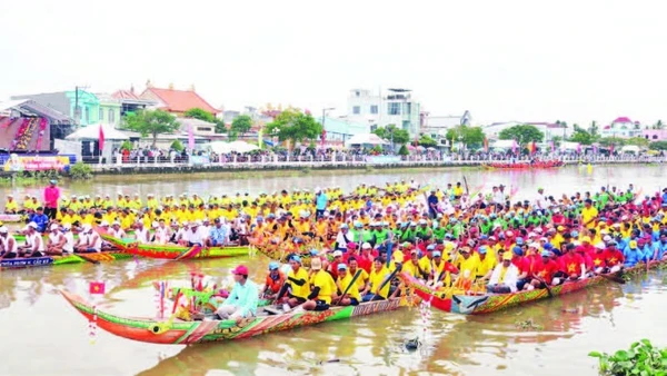 Đua ghe ngo trong Tuần lễ Văn hóa, du lịch gắn với Lễ hội Ok Om Bok.