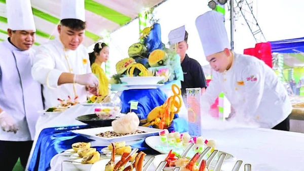 Các đầu bếp tại “Ngày hội tinh hoa văn hóa ẩm thực Cà Mau năm 2025” trổ tài chế biến các món ngon từ cua Cà Mau.