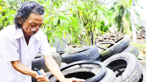 Ông Dội tái chế những lốp xe cũ thành những sản phẩm hữu ích.