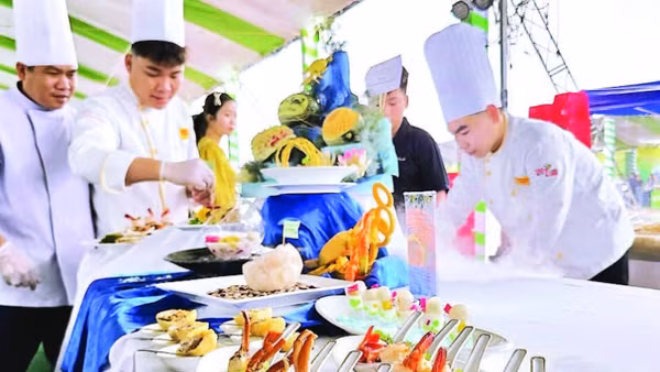 Các đầu bếp tại “Ngày hội tinh hoa văn hóa ẩm thực Cà Mau năm 2025” trổ tài chế biến các món ngon từ cua Cà Mau.