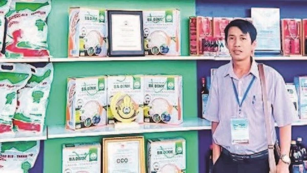 Anh Nông Văn Thạch - Giám đốc Hợp tác xã Nông nghiệp Ba Đình, xã Vĩnh Lộc, tỉnh Cà Mau tại Hội chợ nông nghiệp địa phương, giới thiệu sản phẩm đạt chuẩn OCOP.