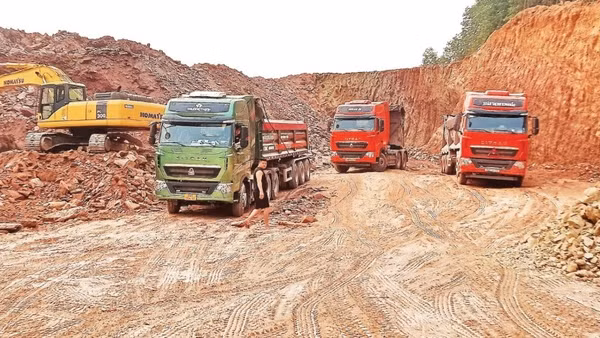 Khu vực I mỏ đất xã Tân Thành đang được khai thác để làm vật liệu san lấp trong và ngoài tỉnh Thái Nguyên.