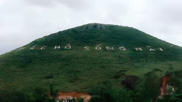 Dòng chữ "Bác Hồ sống mãi" trên núi Nhón được tôn tạo bằng vôi trắng từ những năm trước đây.