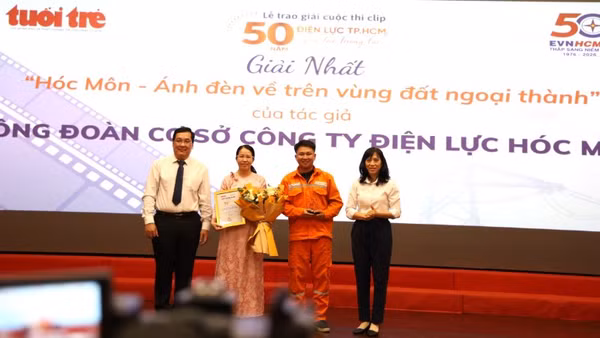 Đại diện Ban Tổ chức trao giải cho nhóm tác giả đạt giải Nhất. 