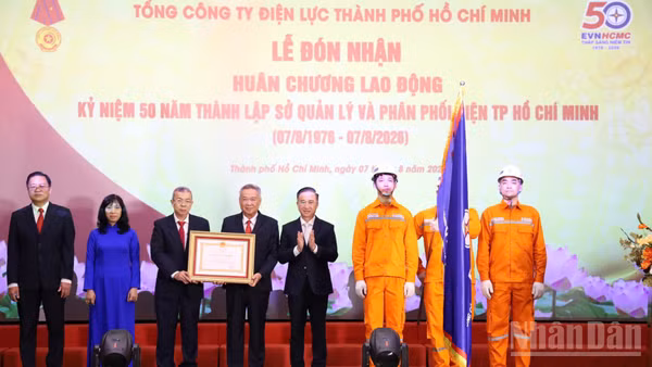 Tổng công ty Điện lực Thành phố Hồ Chí Minh vinh dự đón nhận Huân chương Lao động hạng Ba vì có thành tích xuất sắc đột xuất trong ứng dụng công nghệ phát triển lưới điện thông minh nhằm bảo đảm cung ứng điện cho địa bàn Thành phố Hồ Chí Minh. (Ảnh: Quang Quý)