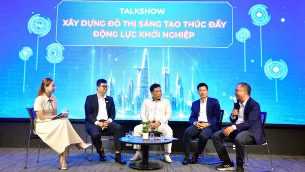 Các đại biểu tham gia phiên tọa đàm tại chương trình công bố giải Tuổi Trẻ Startup Award 2026. (Ảnh: DUYÊN PHAN)