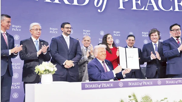 Tổng thống Mỹ Donald Trump chủ trì Lễ ký Hiến chương Hội đồng Hòa bình tại Davos, Thụy Sĩ. (Ảnh: GETTY IMAGES)