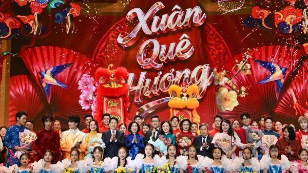 Chủ tịch nước Lương Cường và Phu nhân Nguyễn Thị Minh Nguyệt cùng các đại biểu và nghệ sĩ tại Chương trình Xuân Quê hương 2026. (Ảnh: THỦY NGUYÊN)