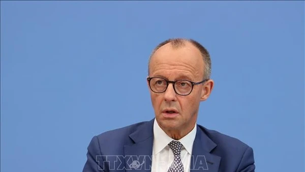 Thủ tướng Đức Friedrich Merz phát biểu trong cuộc họp báo tại Berlin. (Ảnh: THX/TTXVN)