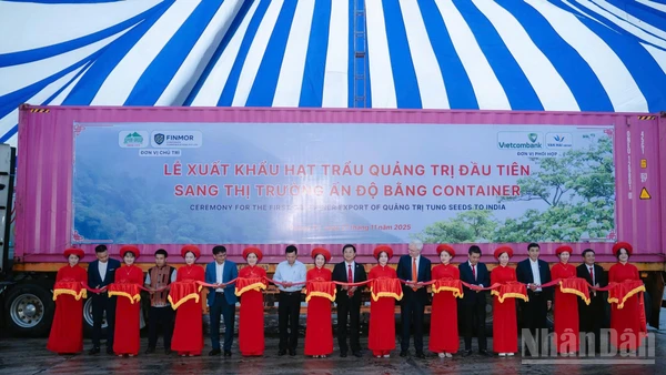 Đại biểu thực hiện nghi thức cắt băng xuất khẩu lô hàng hạt trẩu đầu tiên sang Ấn Độ.