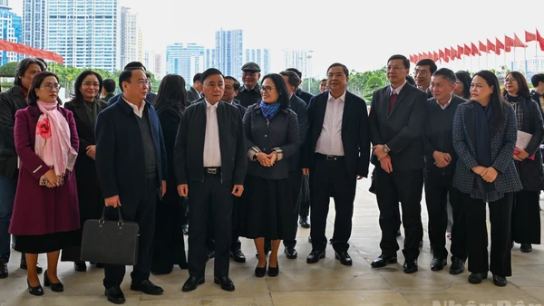 Thường trực Ban Bí thư Trần Cẩm Tú và các đại biểu kiểm tra công tác chuẩn bị Đại hội XIV của Đảng tại Trung tâm Hội nghị Quốc gia. (Ảnh: DUY LINH)