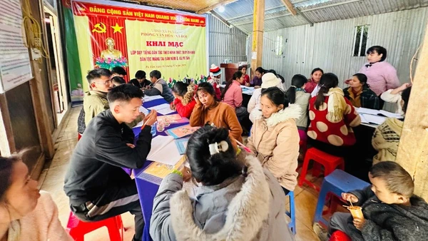 Xã Pa Tần tổ chức lớp học tiếng dân tộc Mảng theo hình thức truyền miệng cho lớp trẻ.