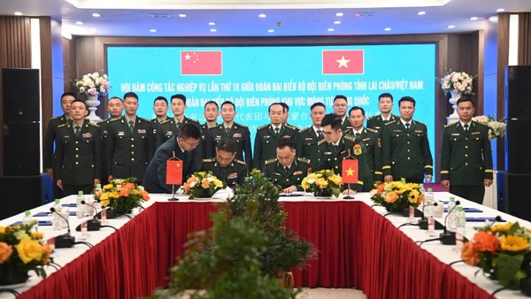 Đại diện hai bên ký Biên bản ghi nhớ.