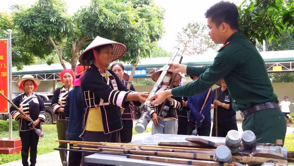 Người dân tự nguyện giao nộp vũ khí, vật liệu nổ cho cơ quan chức năng sau khi được tuyên truyền vận động.