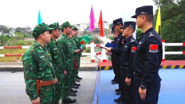 Hai bên gặp nhau tại vạch phân định Cầu hữu nghị biên giới Việt-Trung, Cửa khẩu Ma Lù Thàng-Kim Thủy Hà.