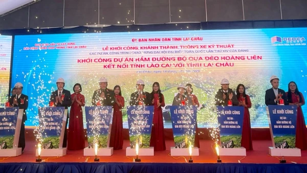 Thực hiện nghi thức bấm nút khởi công Dự án hầm đường bộ qua đèo Hoàng Liên.