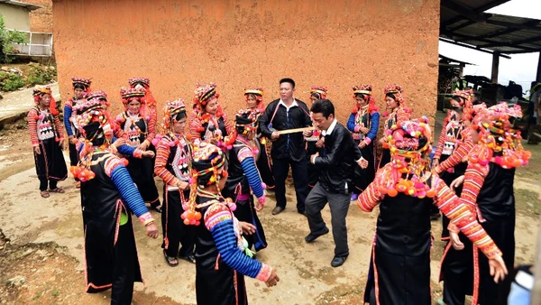 Chỉ với một không gian sinh hoạt cộng đồng, đồng bào Hà Nhì đã có thể diễn xướng những làn điệu dân ca, dân vũ truyền thống của dân tộc mình.