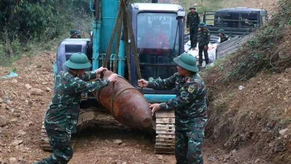Lực lượng chức năng Bộ Chỉ huy Quân sự tỉnh Phú Thọ vận chuyển bom đến nơi hủy nổ an toàn.