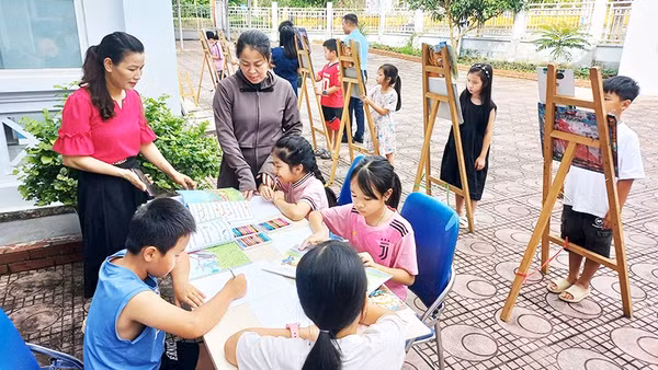 Đến thư viện, các em được các cô tận tình chỉ dạy từng nét vẽ.