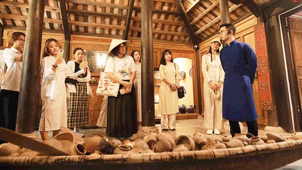 Người trẻ tìm hiểu về gốm ở không gian Bảo tàng Gốm cổ sông Hương.