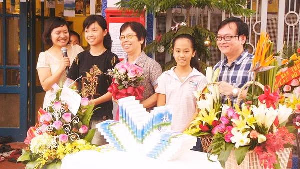 Nhà văn Lê Phương Liên (giữa) cùng nhà văn Nguyễn Nhật Ánh, TS giáo dục Thụy Anh trong một cuộc giao lưu của Câu lạc bộ Đọc sách cùng con. Ảnh: QUANG HƯNG