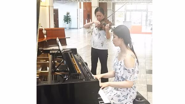 Nghệ sĩ Nguyệt Thu và An Như biểu diễn tại Bệnh viện Bạch Mai (Hà Nội).