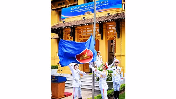 Lễ thượng cờ ASEAN diễn ra tại Thủ đô Hà Nội. Ảnh: TRẦN THÀNH